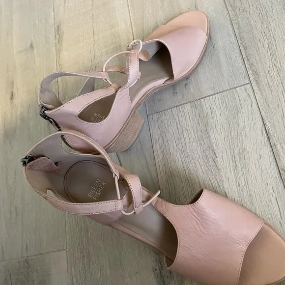 Eileen Fisher Doe Sandal In Blush Tumbled Nubuck Leather