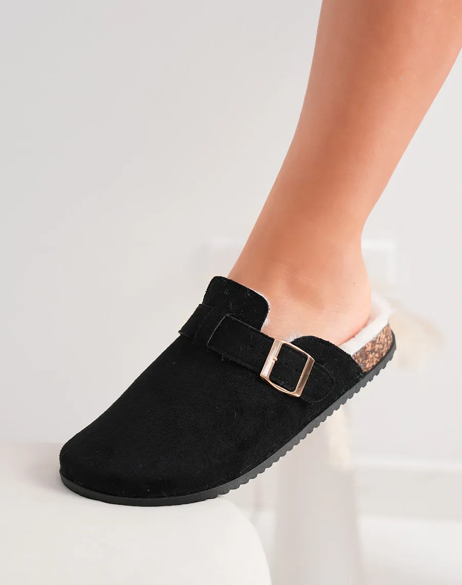 Mules femme noires en suédine fourrée avec boucle dorée