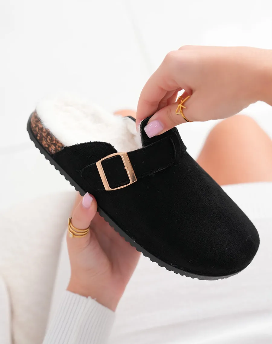 Mules femme noires en suédine fourrée avec boucle dorée