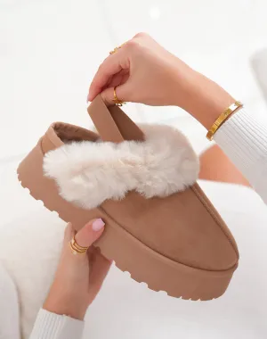 Mules femme taupe en suédine fourrée avec lanière ajustable et semelle crantée