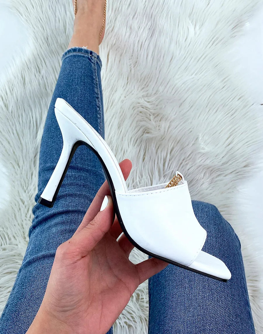 Mules à talon blanc et à chaîne dorée