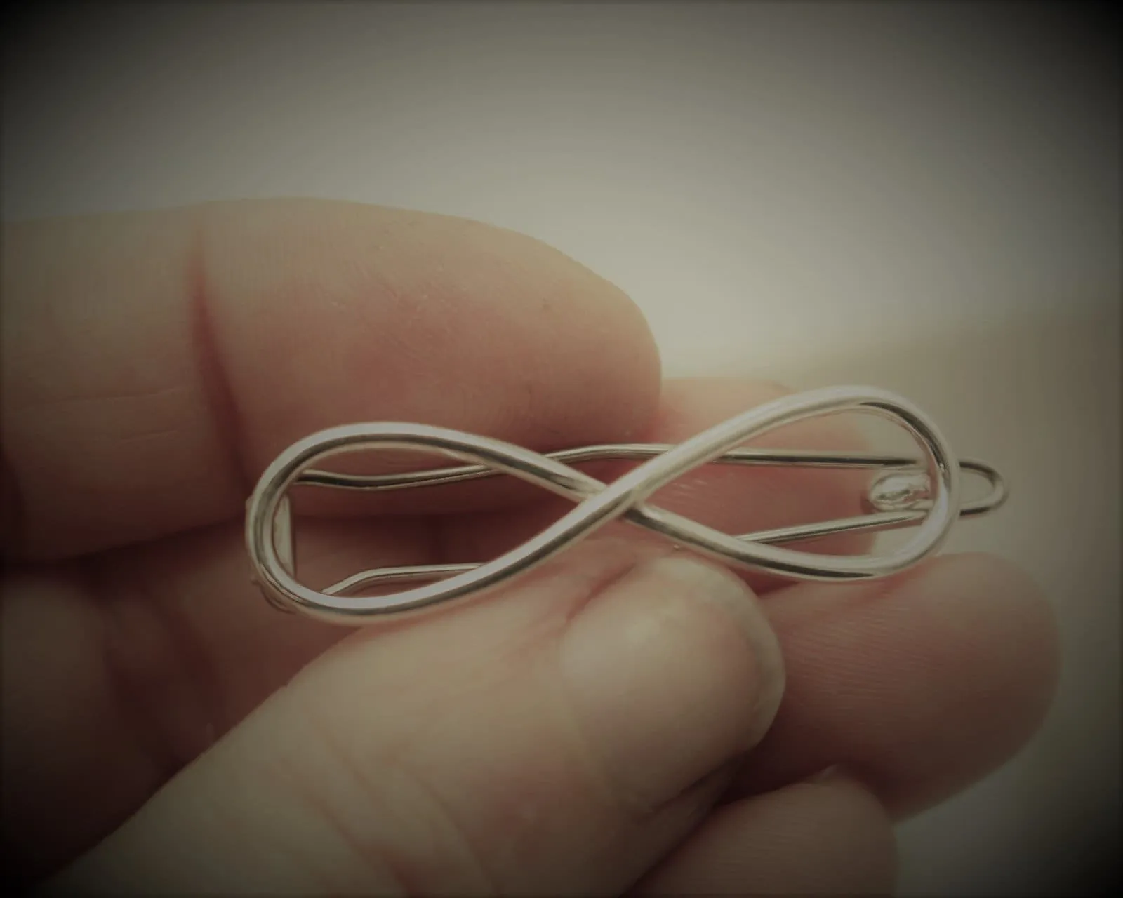 Small infinity barrette